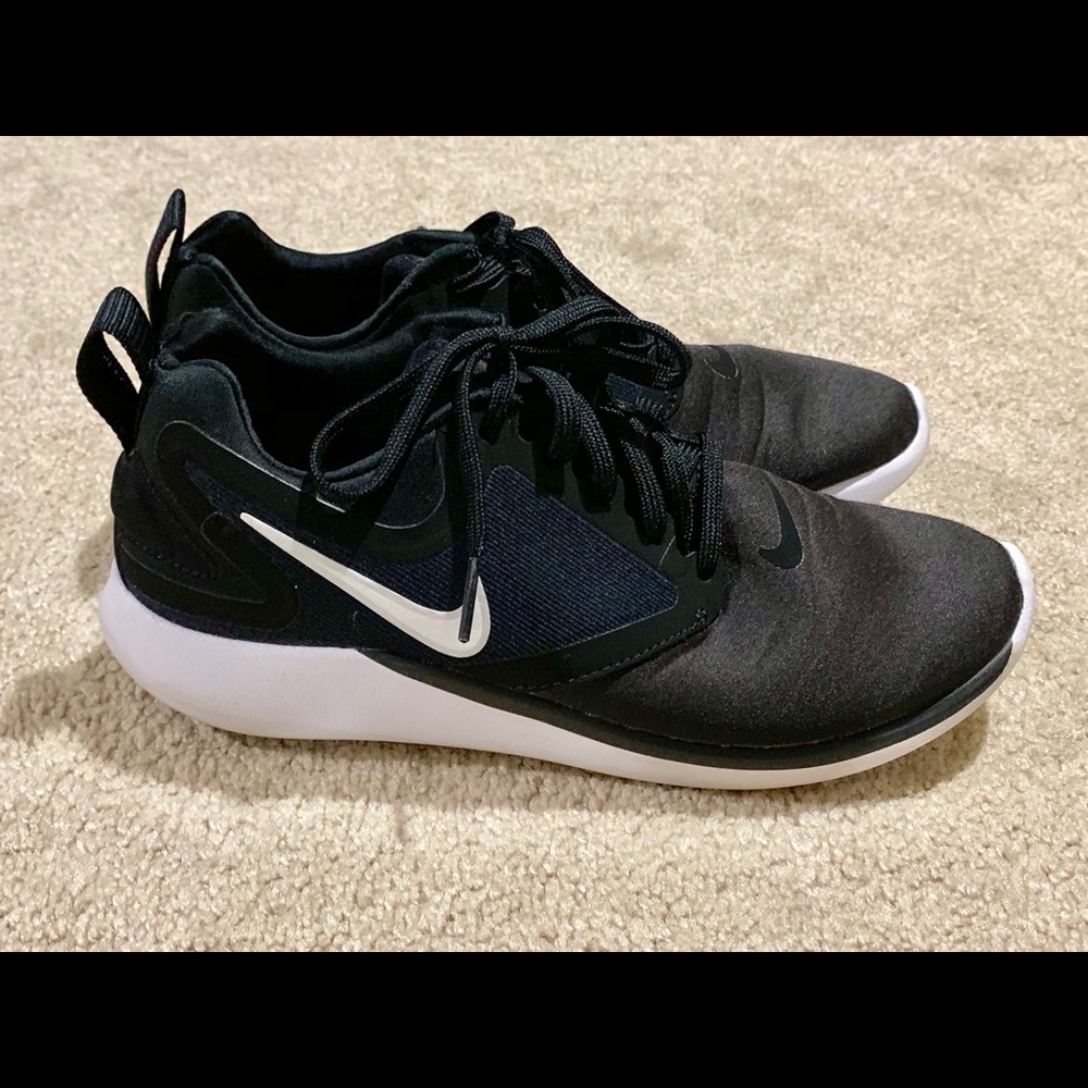 Gorgeous and comfy black nike running shoes